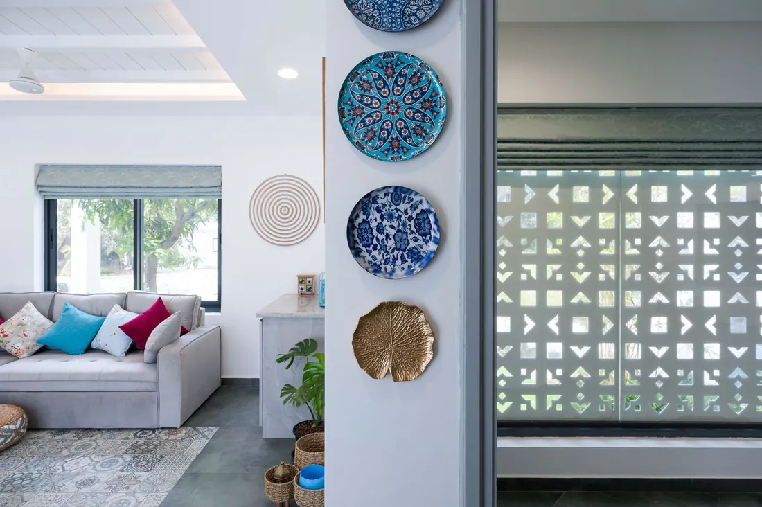 Suite cottage living room with blue ceramic plates and jaali wall